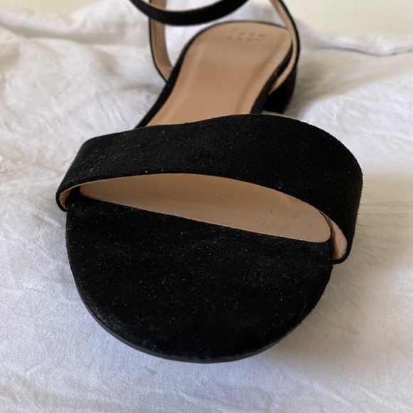 Black strapped short heel Sandal, Size 9 - Picture 4 of 6